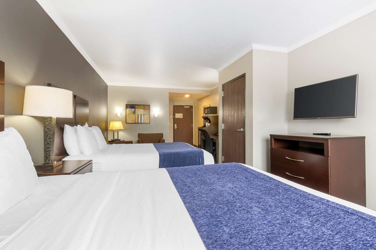 غرفة بسريرين كوين، Best Western Plus Olathe Hotel 2/6
