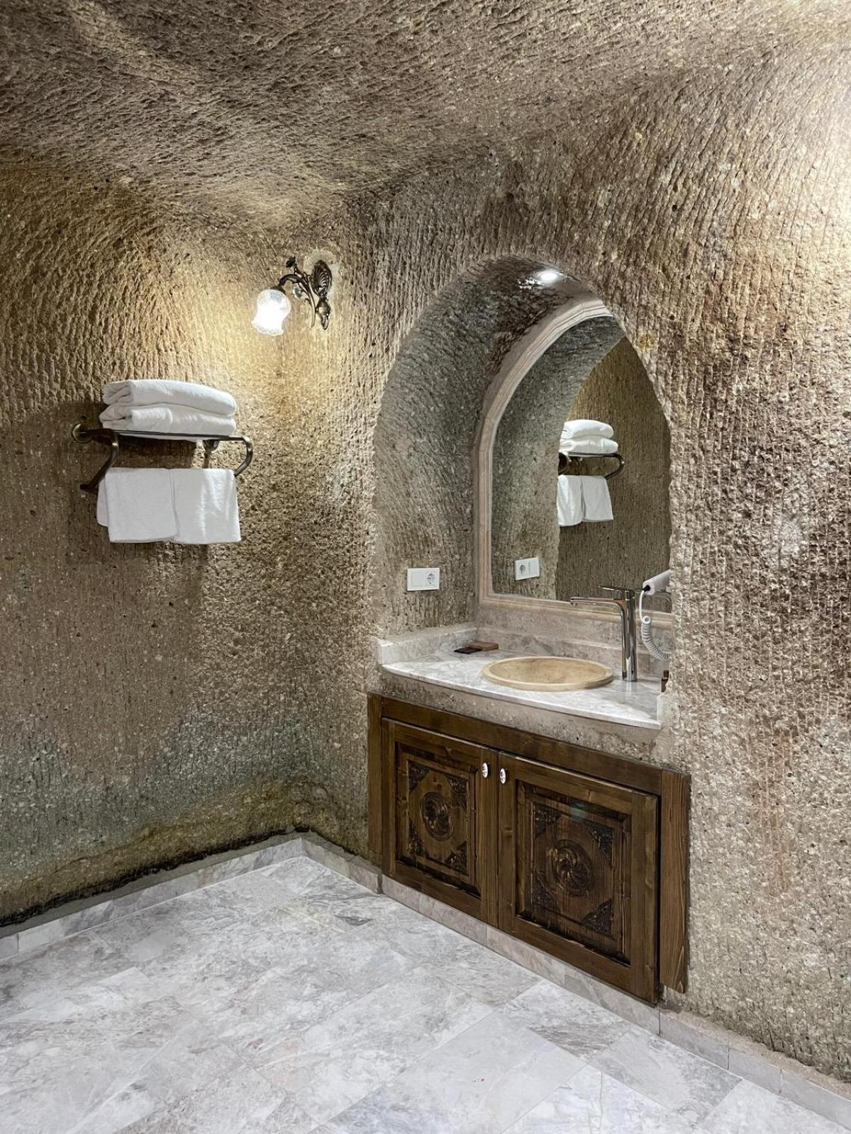 غرفة بسرير كوين، Empire Cave Hotel 2/3
