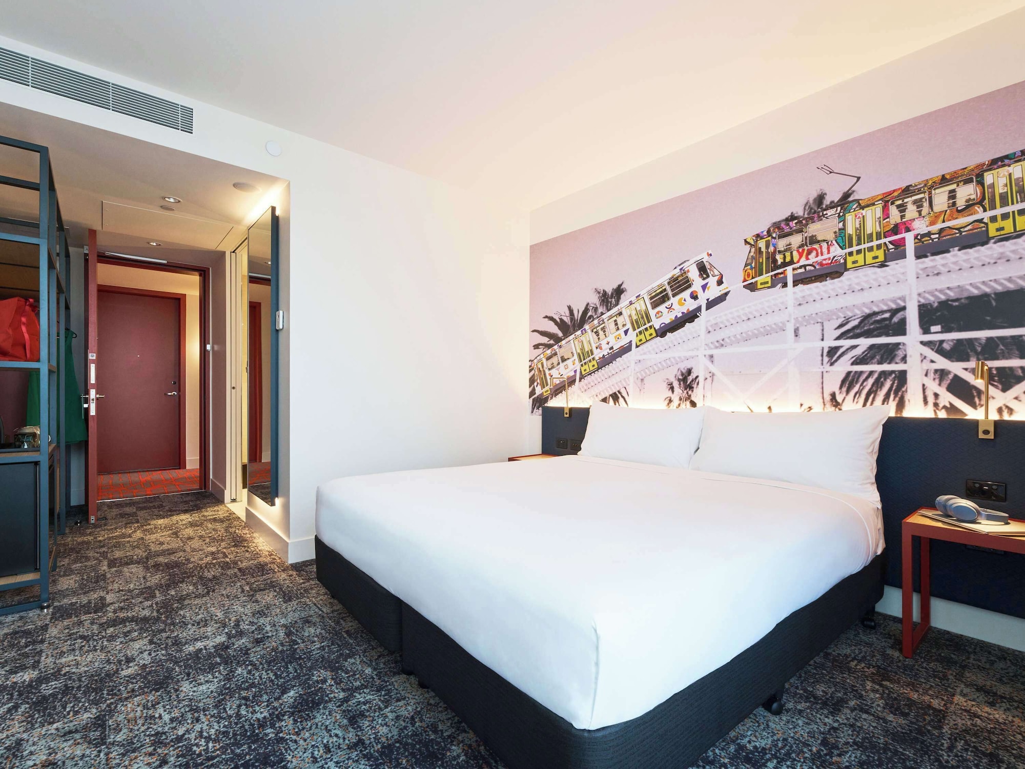 DELUXE, KING BED