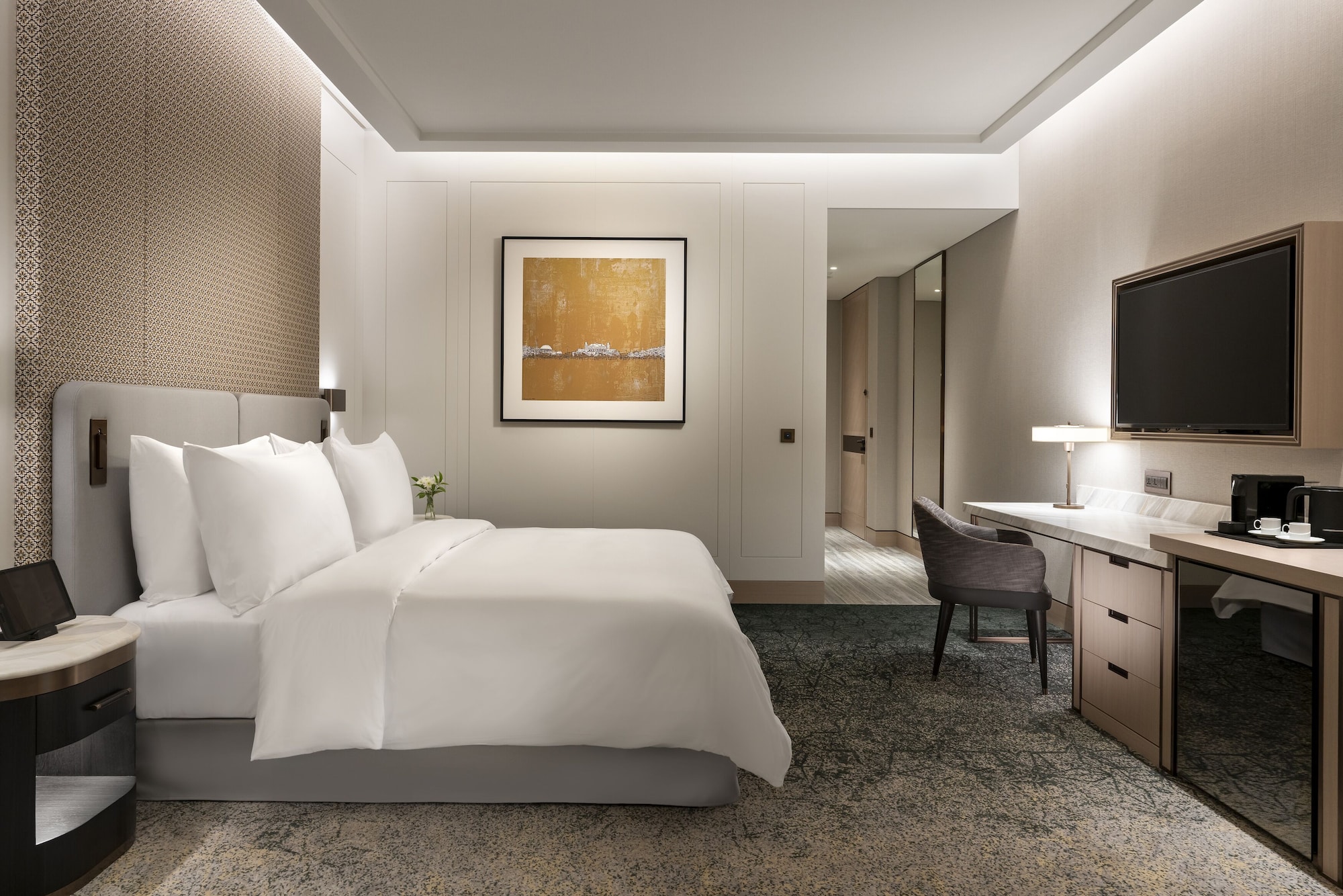 Club, Premier, King Bed, Square View