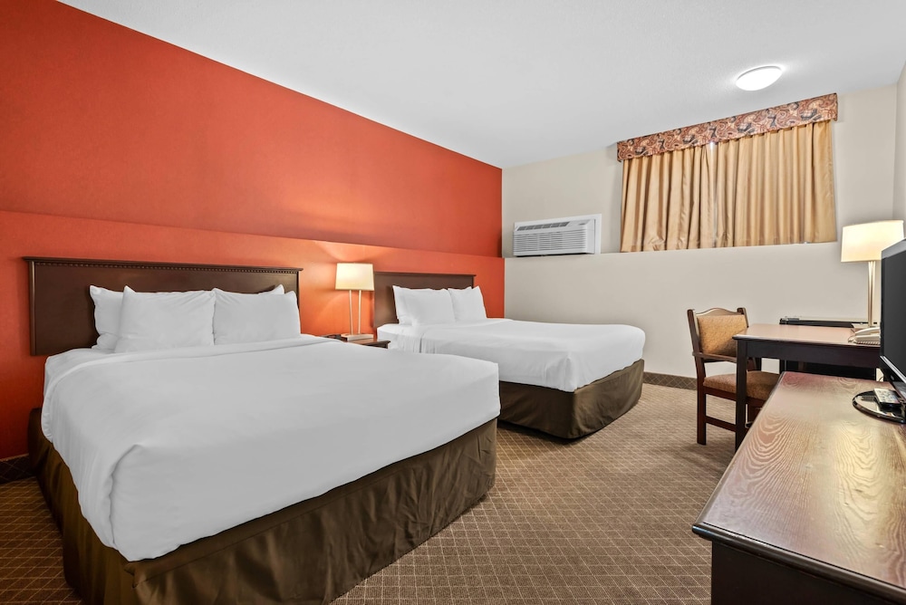 Basement, 2 Queen Beds، Comfort Inn & Suites Calgary Airport - South 3/7