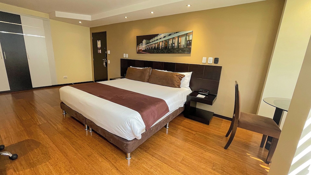 DELUXE, KING BED