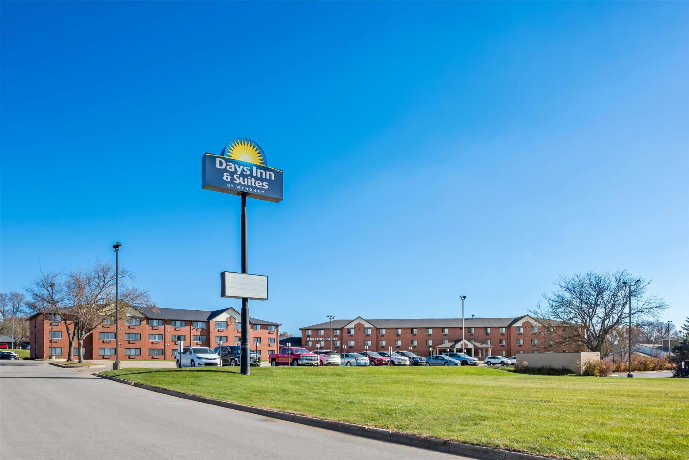 Days Inn & Suites By Wyndham Des Moines Airport 38/40