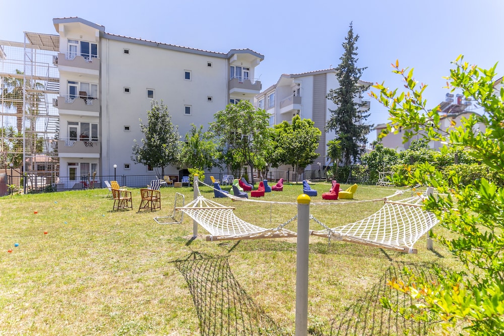 New Garden Hotel Side 20/31