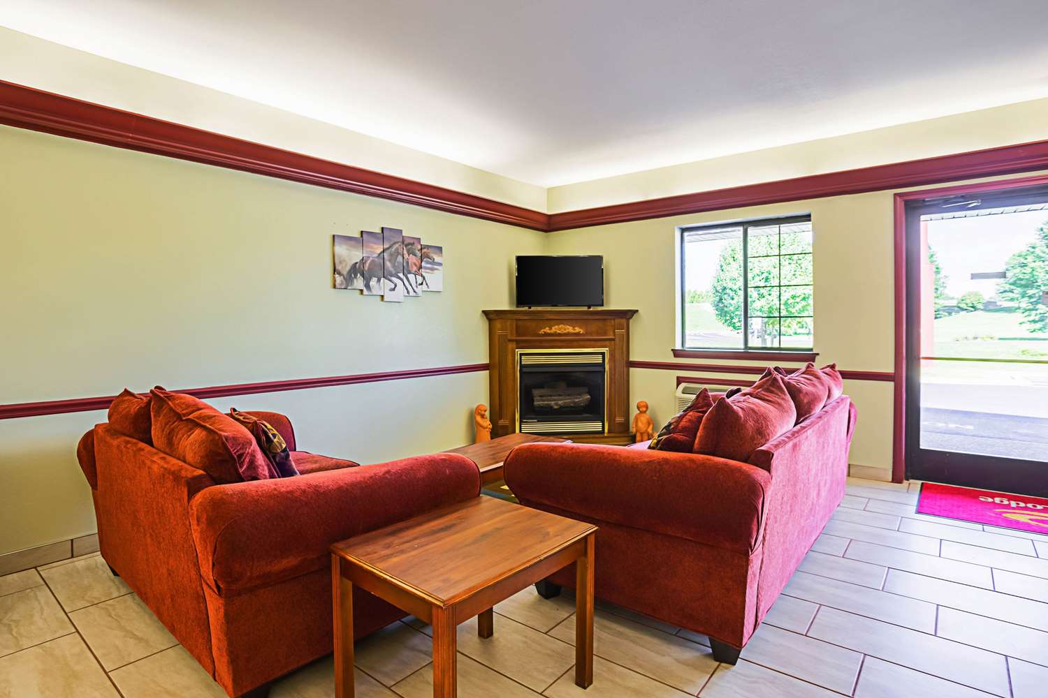 Econo Lodge Inn and Suites Ripley 4/14