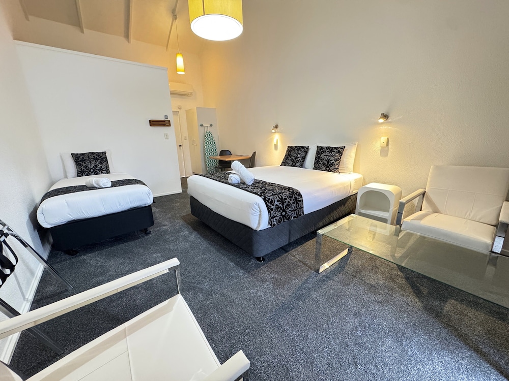 STUDIO, QUEEN BED, LAKE VIEW