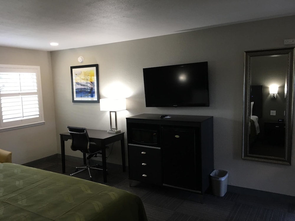Quality Inn Kettleman City near Hwy 41 18/36