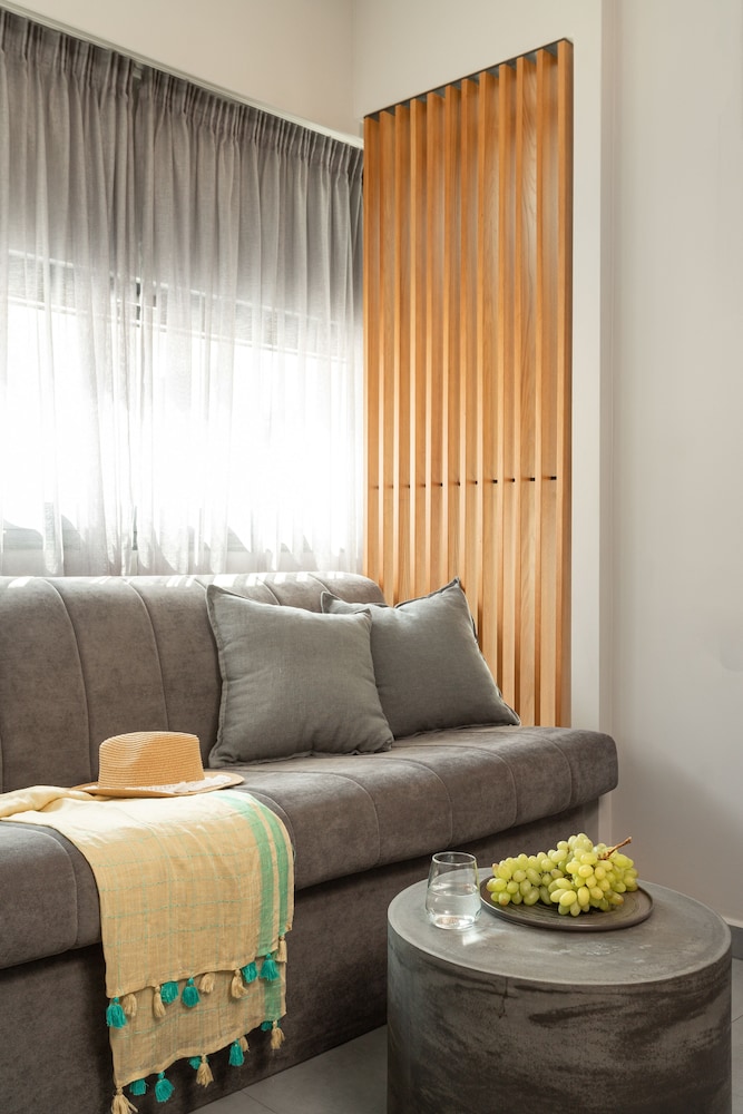 11 Enteka Acropolis Suites 32/50
