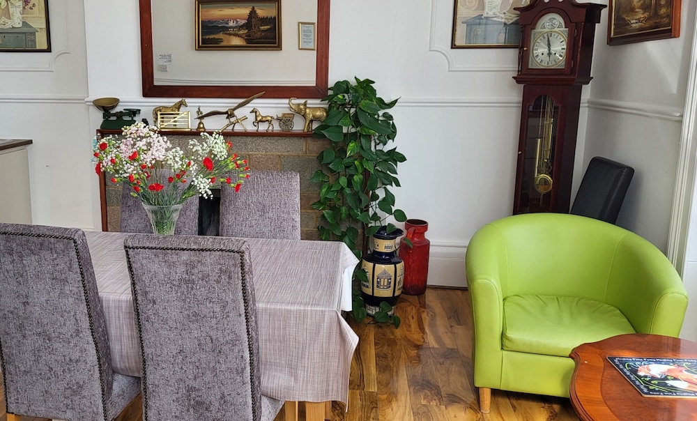 Holly Lodge Guest House 43/69