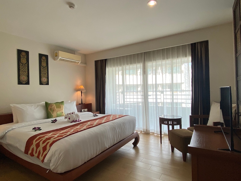 ROYAL, STUDIO, SUITE, POOL VIEW