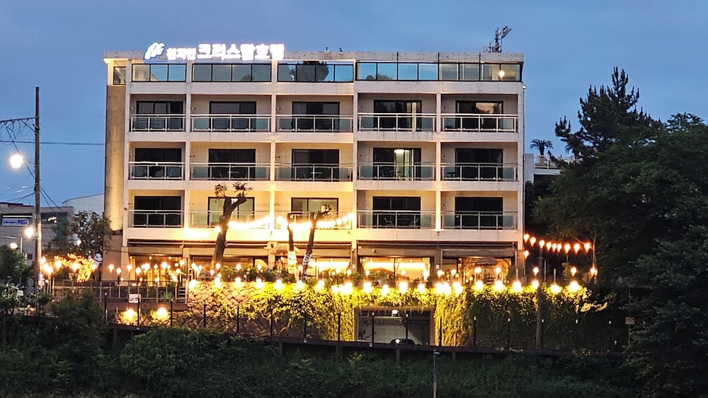 Cheonjiyeon Crystal Hotel 2/80
