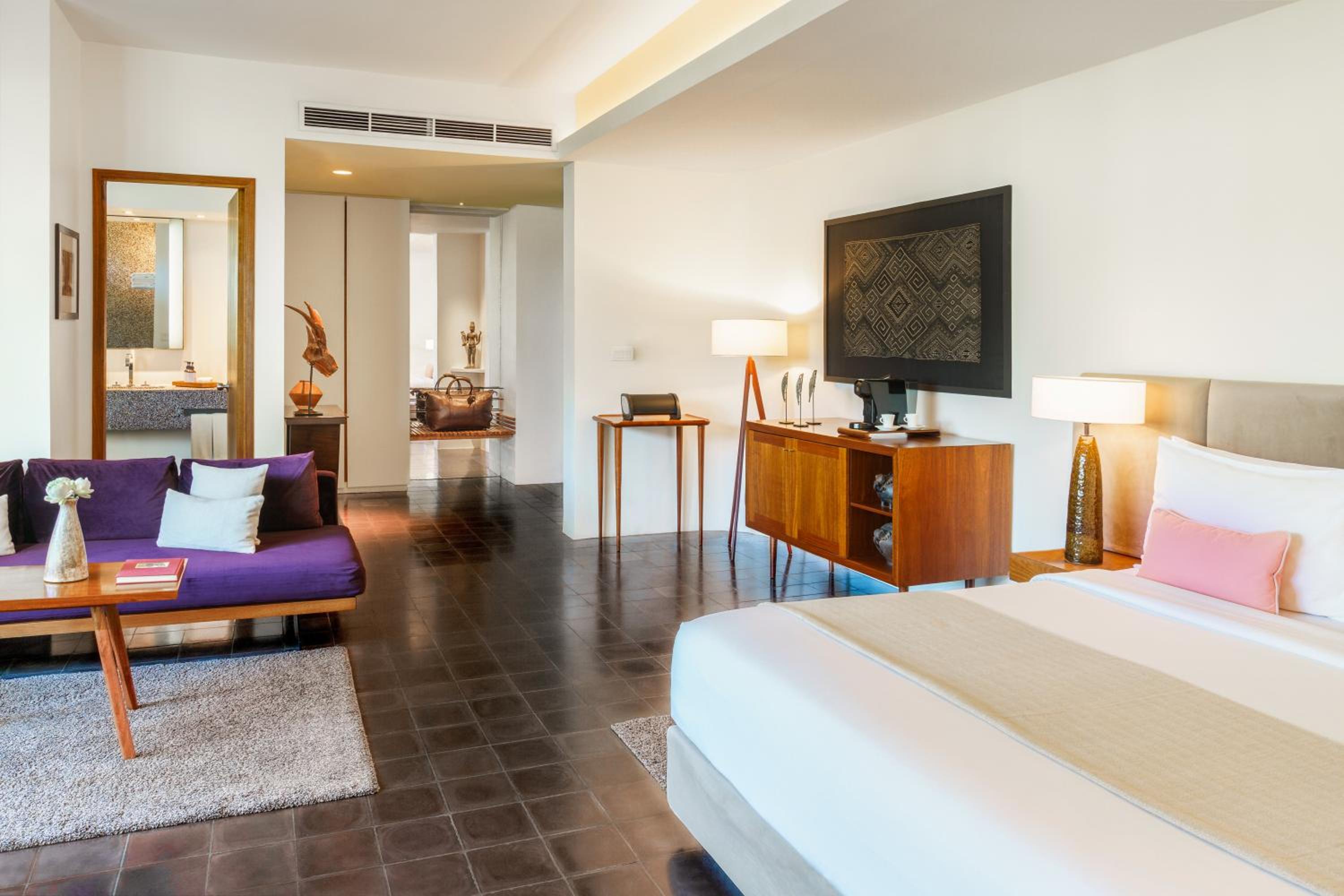 Suite, Pool View