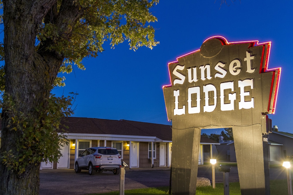 Sunset Lodge Escanaba 6/32