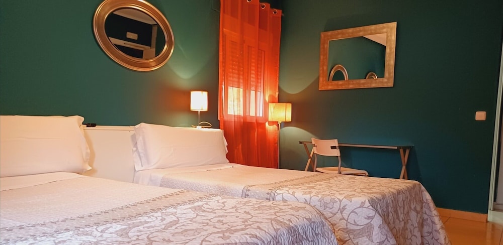 ROOM, DOUBLE OR TWIN BED