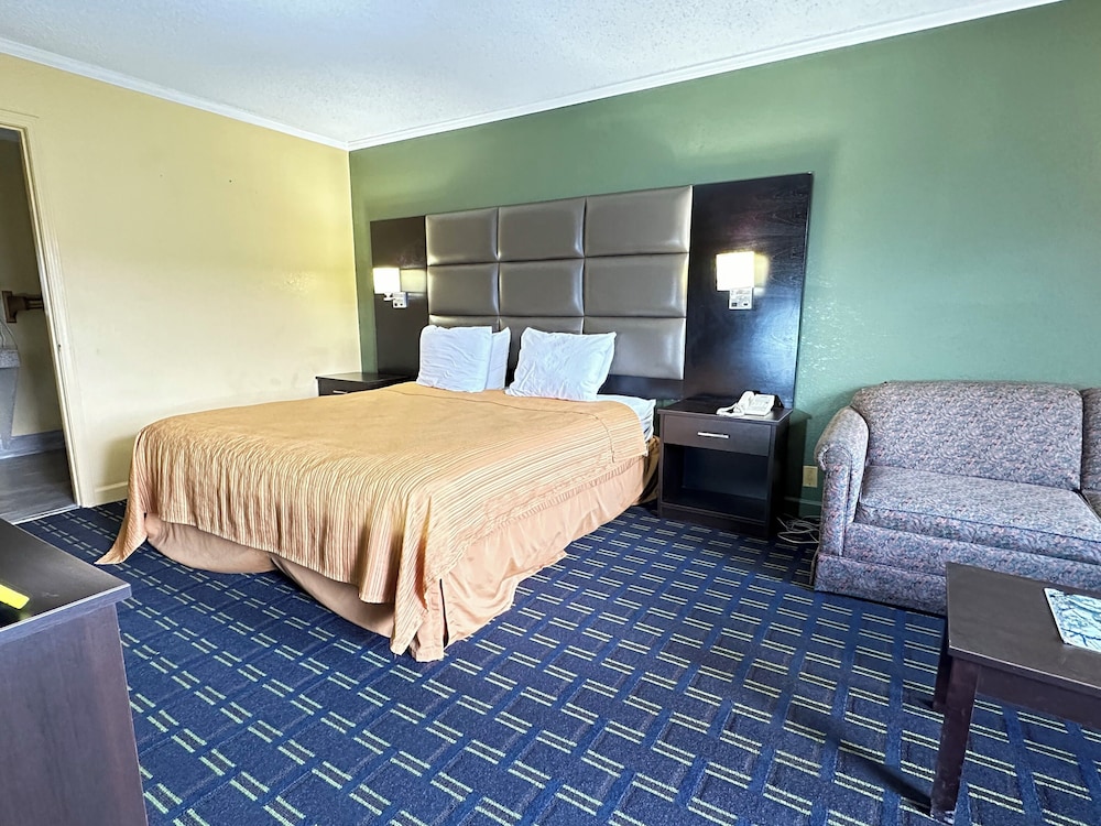 Rodeway Inn and Suites Plymouth Hwy 64 25/55