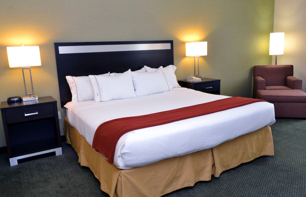 Holiday Inn Express Suites Center Township 26/78