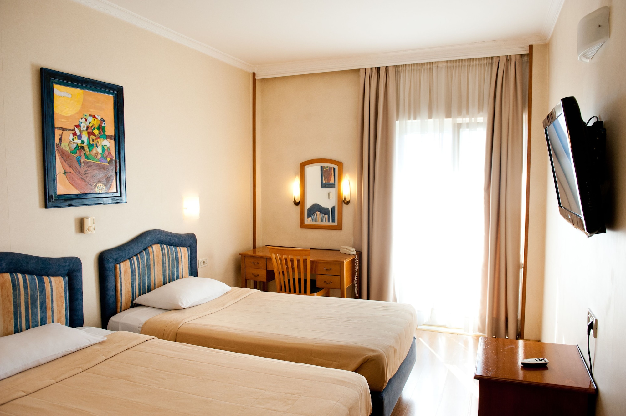 ROOM, DOUBLE OR TWIN BED