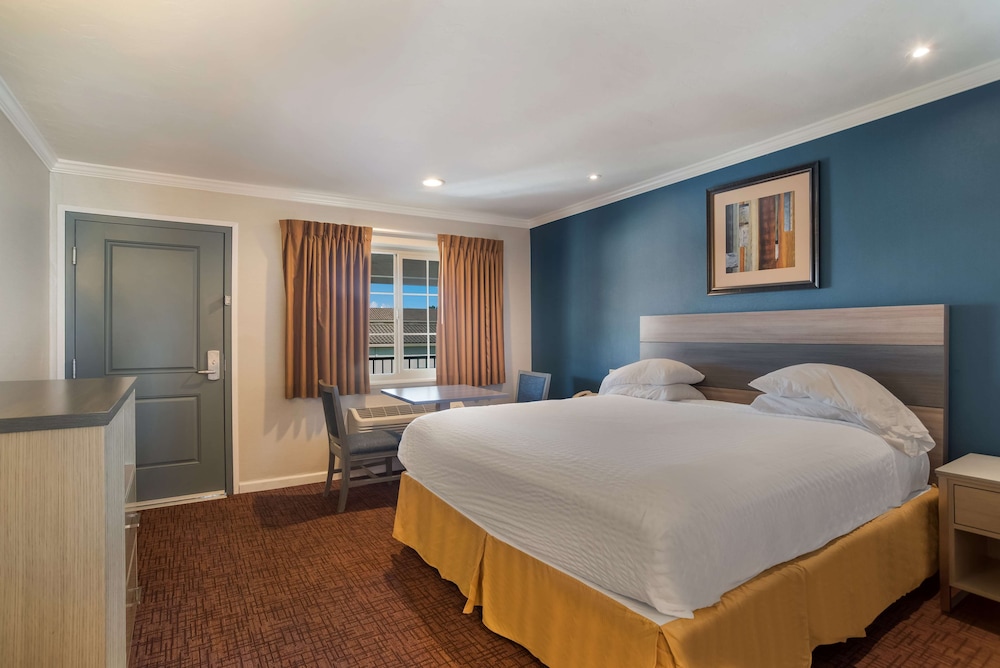 Standard, King Bed, SureStay Hotel by Best Western San Rafael 2/8