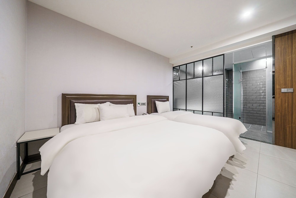 Mind Tourist Hotel 12/50