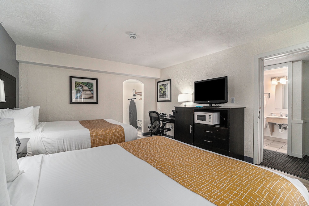 2 BEDROOMS, 3 QUEEN BEDS, 2 BATHROOMS