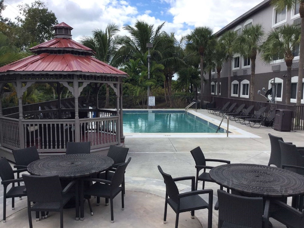 Days Inn & Suites By Wyndham Bonita Springs North Naples 19/28