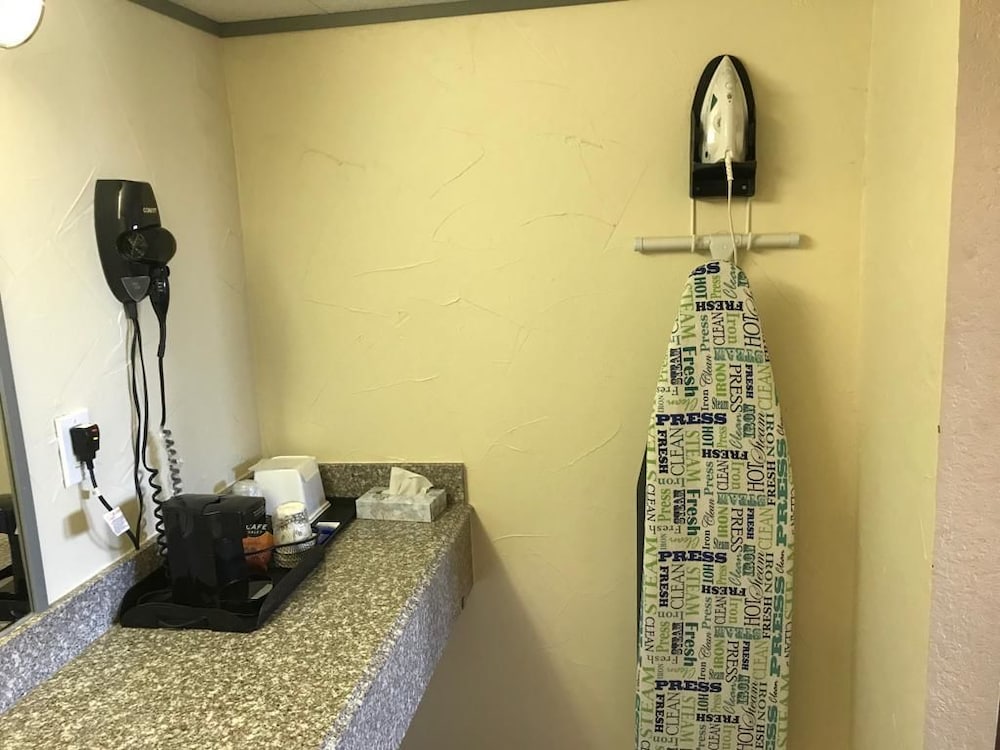 Budget Inn 8/9