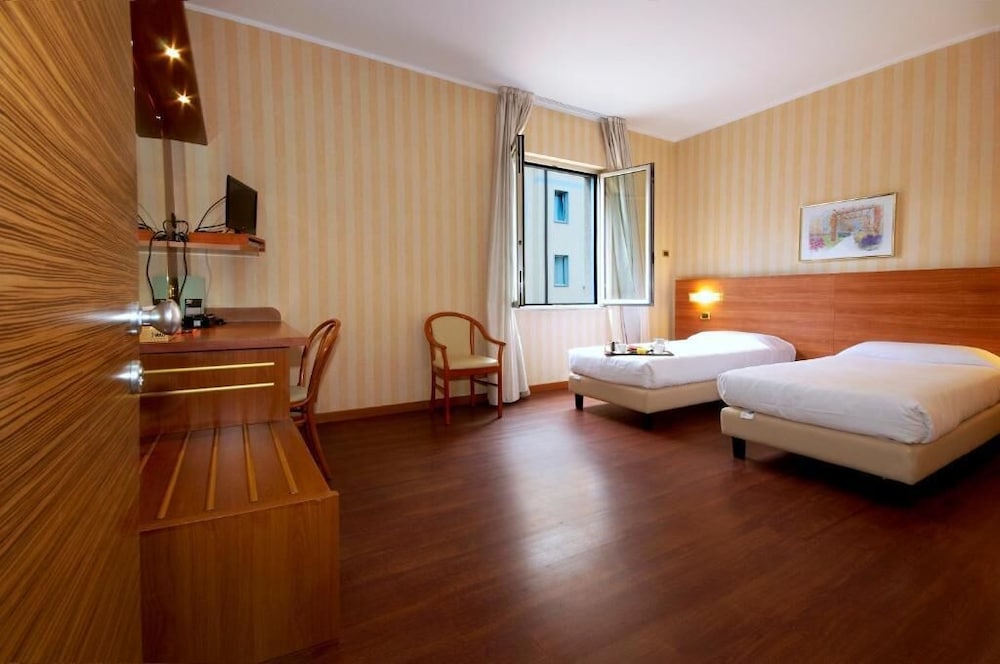 Hotel 2C 12/44