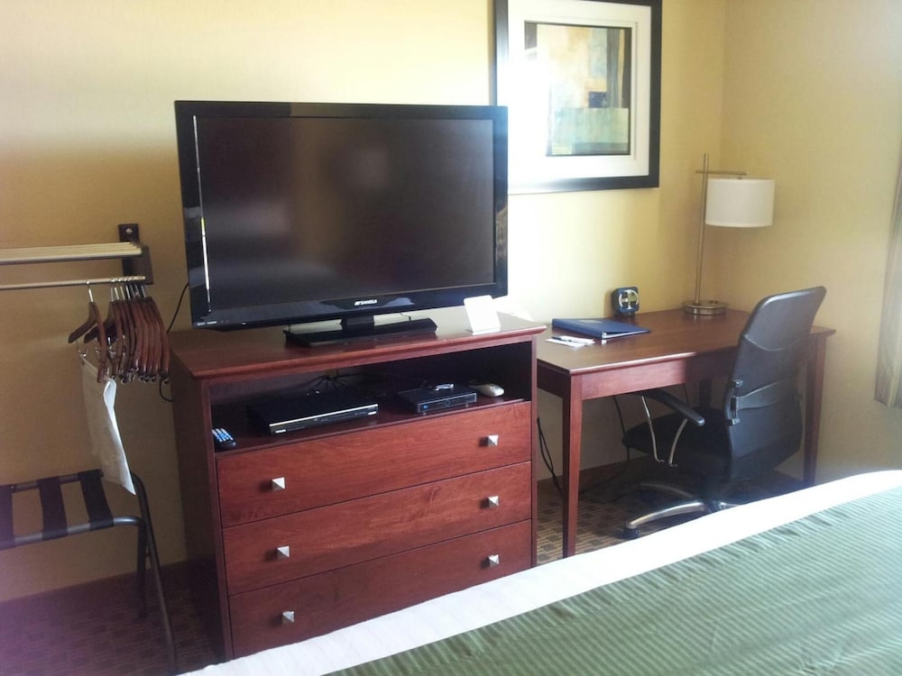 Cobblestone Inn &amp; Suites -- Hartington, NE 37/39