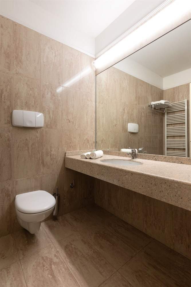 NOVENTA HOTEL 52/54