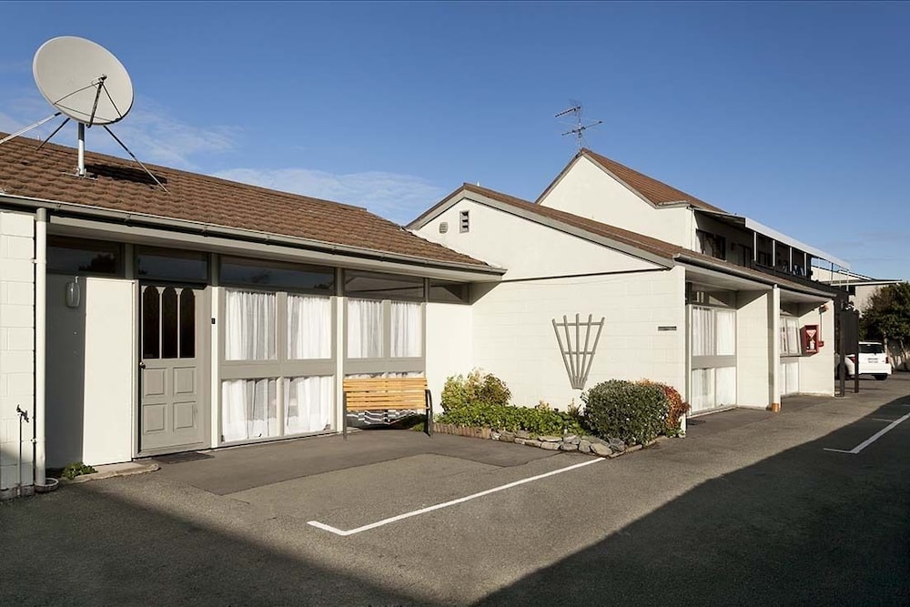 MERIVALE COURT MOTEL 4/30