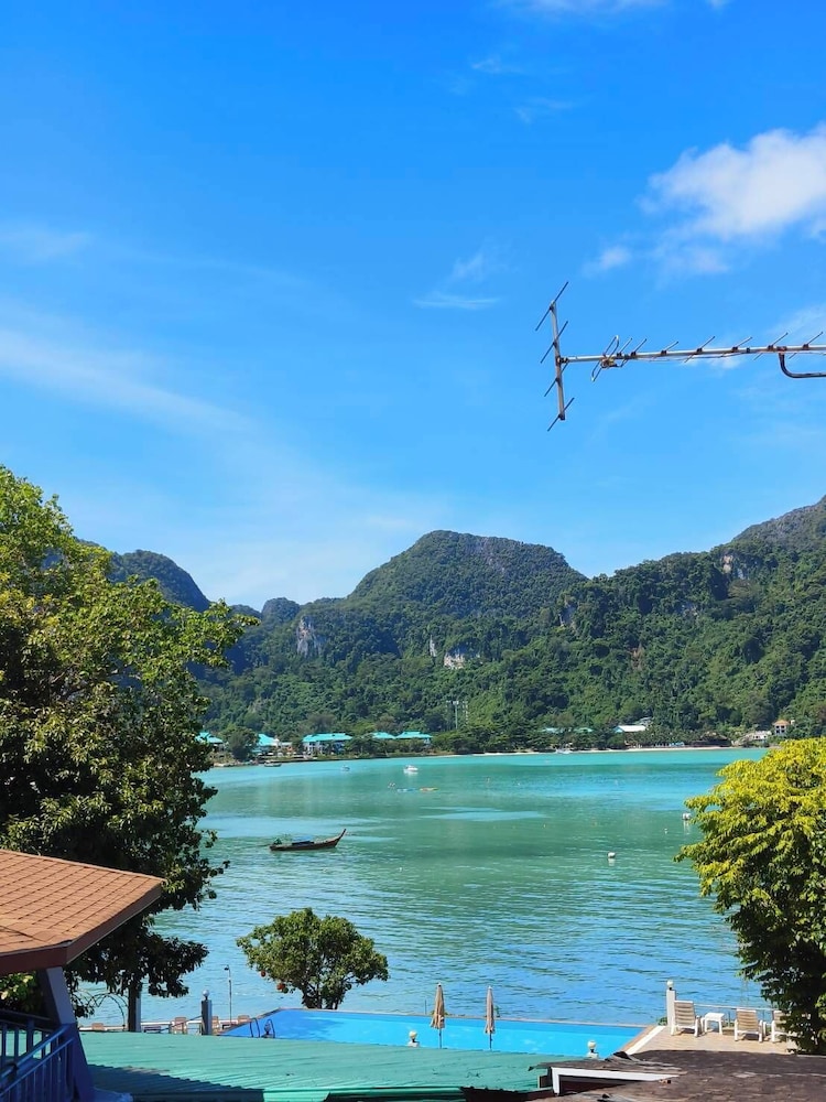 Phi Phi Viewpoint Resort 60/65