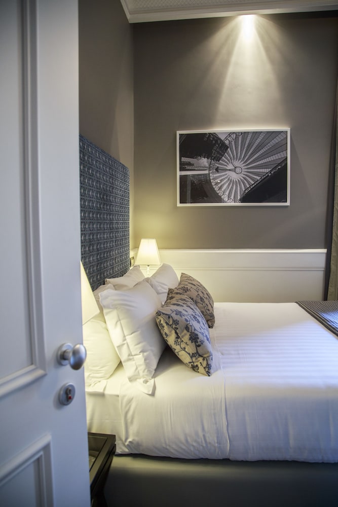 The Independent Suites 15/51