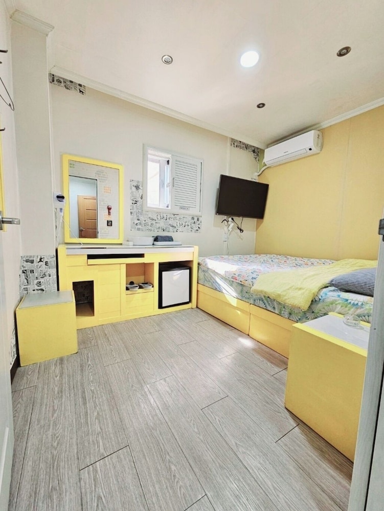 Oppa Hostel 10/50