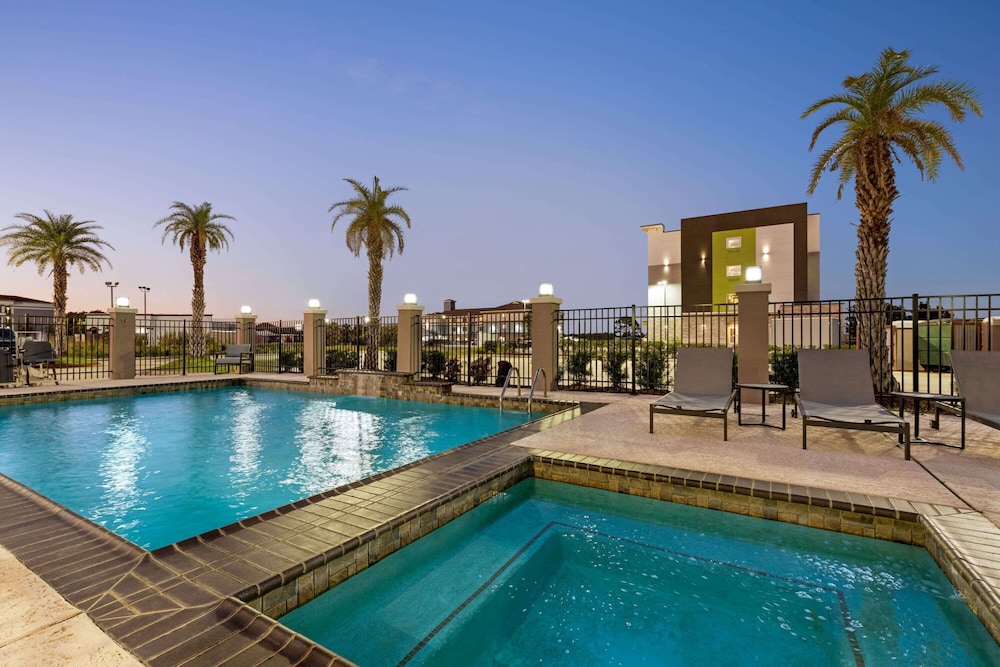 La Quinta Inn And Suites By Wyndham Port Arthur 45/50