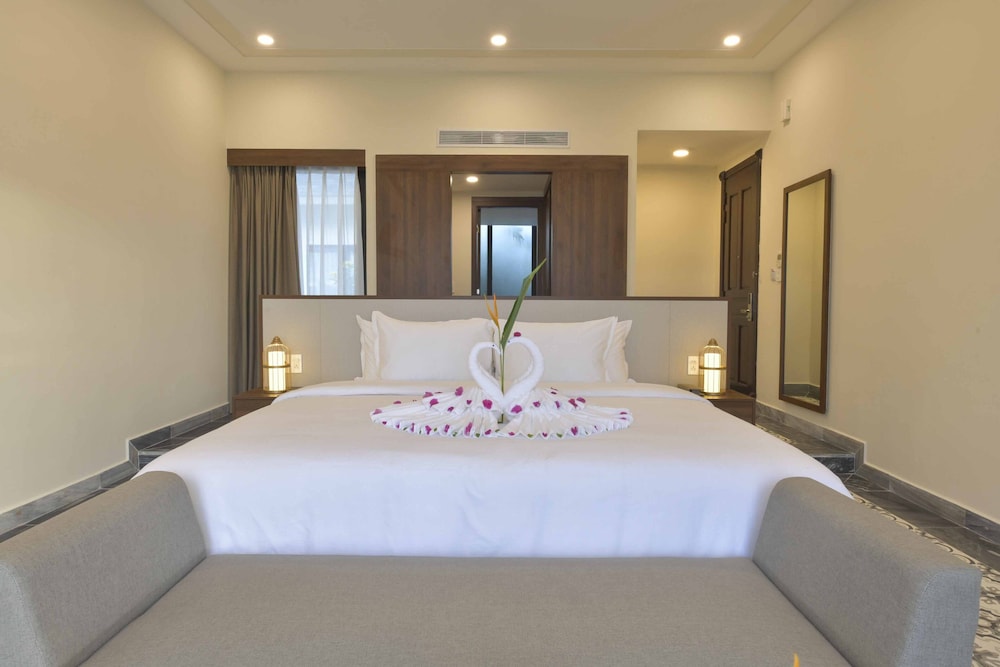 Villa, King Bed, Lake and River View