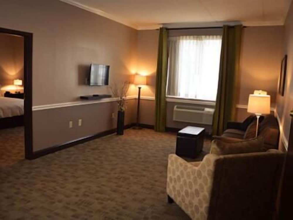 Belvedere Inn 30/42