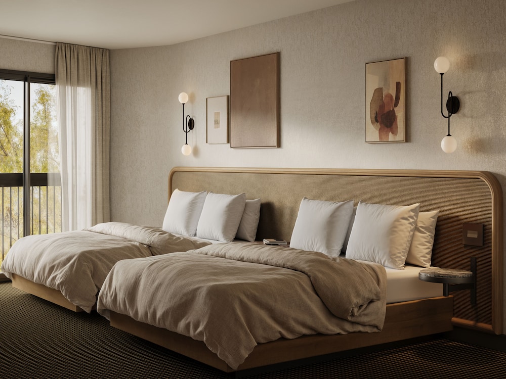 SUPERIOR, 2 QUEEN BEDS, MOUNTAIN VIEW