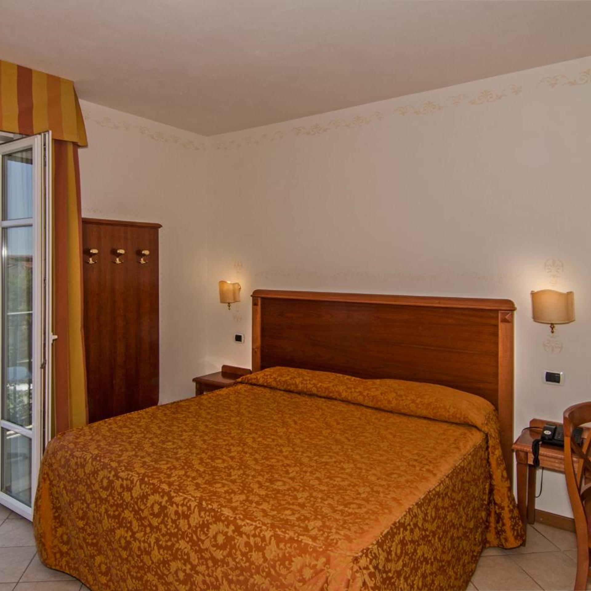 HOTEL VILLA OMBROSA 15/52