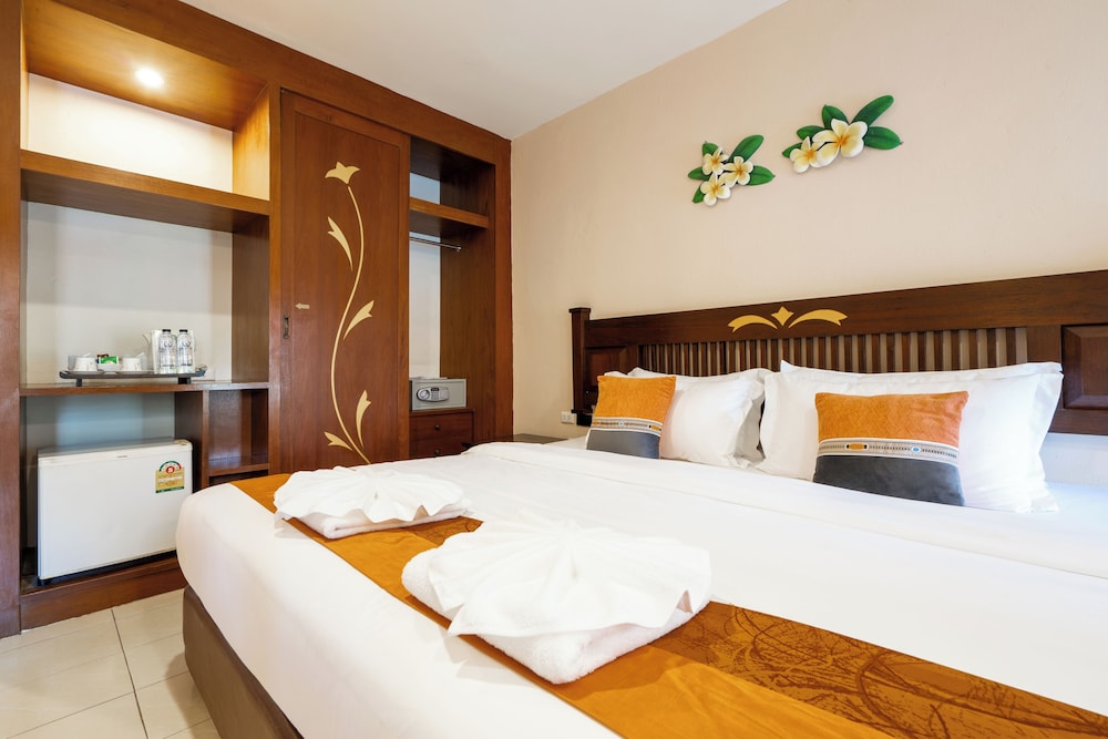 DELUXE, DOUBLE OR TWIN BED