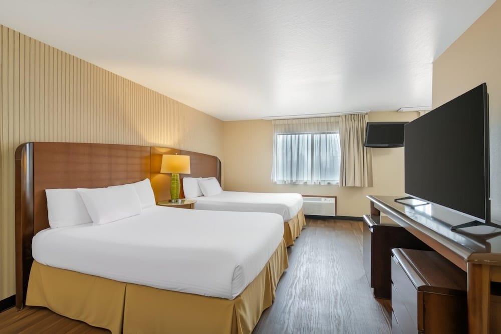 Rogue Regency Inn and Suites 25/80