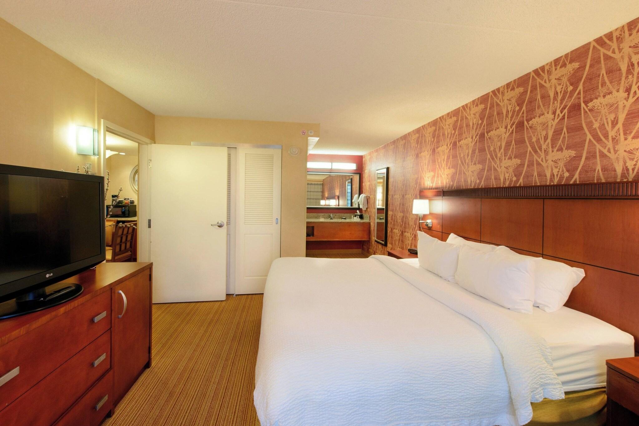 غرفة بسرير مزدوج لذوي الإعاقة، Courtyard by Marriott Canton 2/2