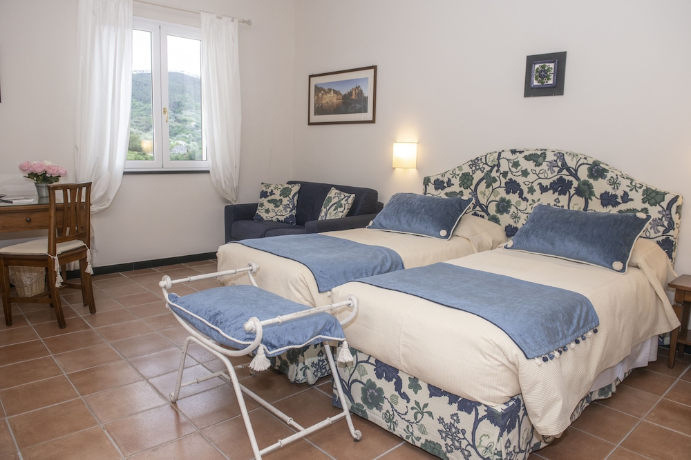 Superior, Queen Bed, Hill View