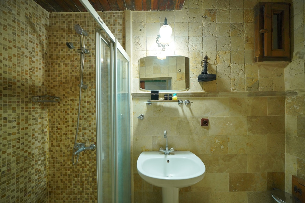 Holiday Cave Hotel 80/81
