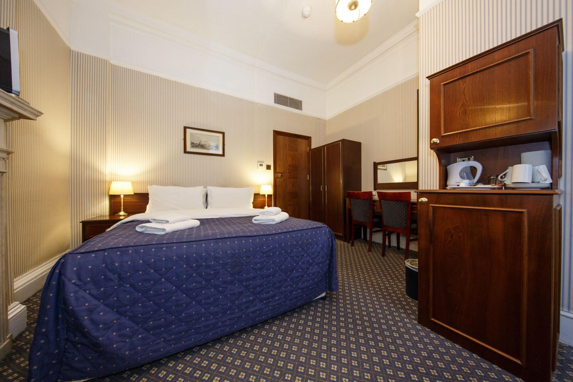 Room, Triple