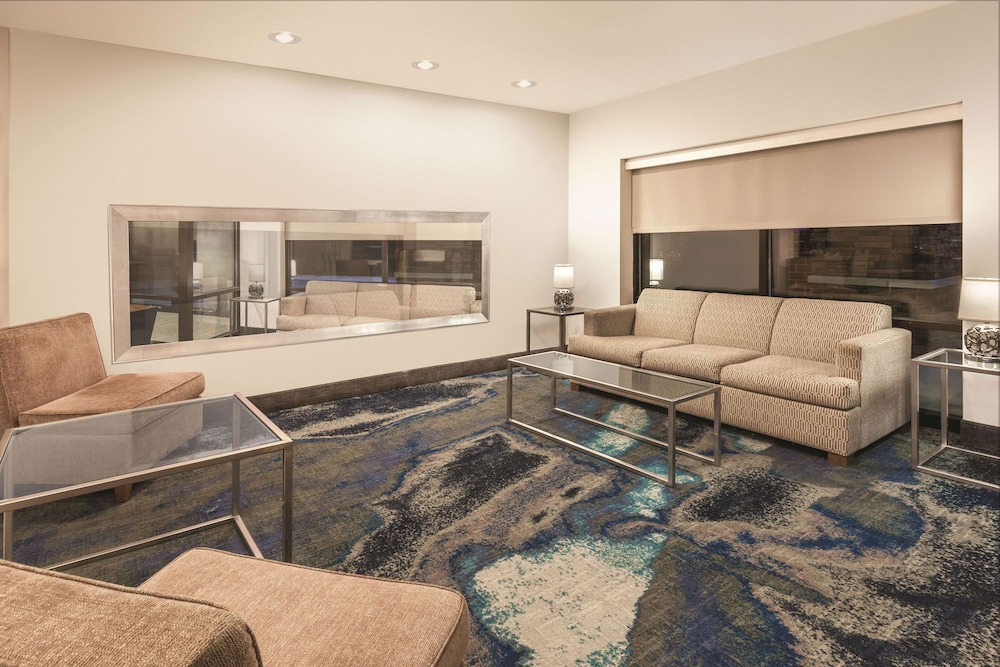 La Quinta Inn & Suites by Wyndham Philadelphia Airport 33/49