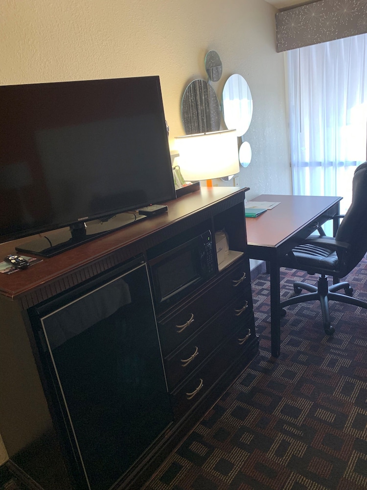 Howard Johnson by Wyndham Oklahoma City Airport/ Fairgrounds 19/22