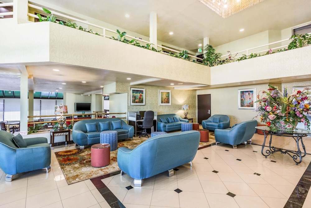 Comfort Inn & Suites Irvine Spectrum 35/49