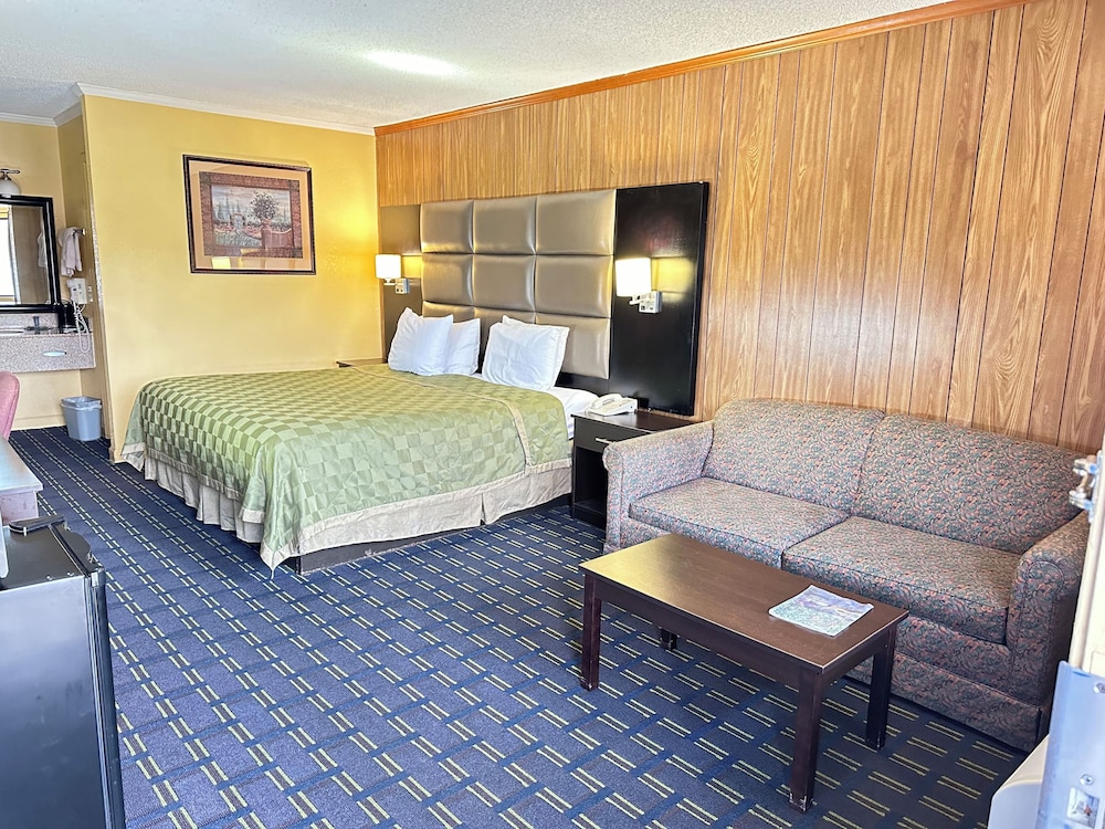 Rodeway Inn and Suites Plymouth Hwy 64 23/55