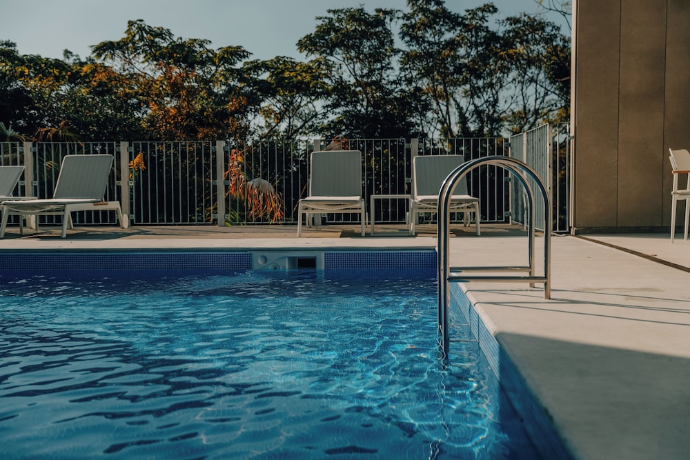 Botanical Pool Club 54/56