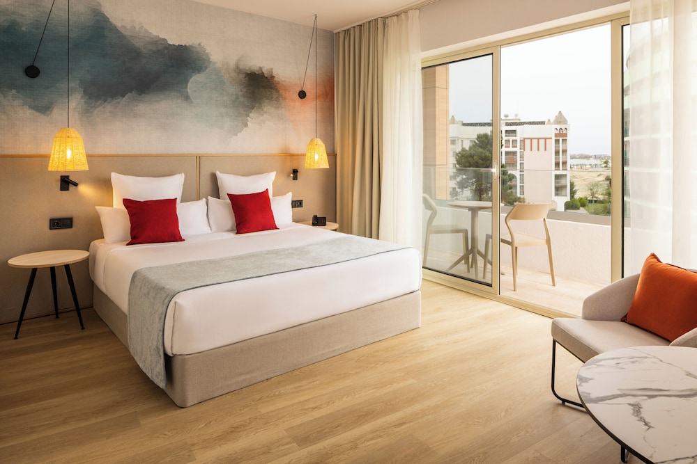 1 BEDROOM, SUITE, BALCONY